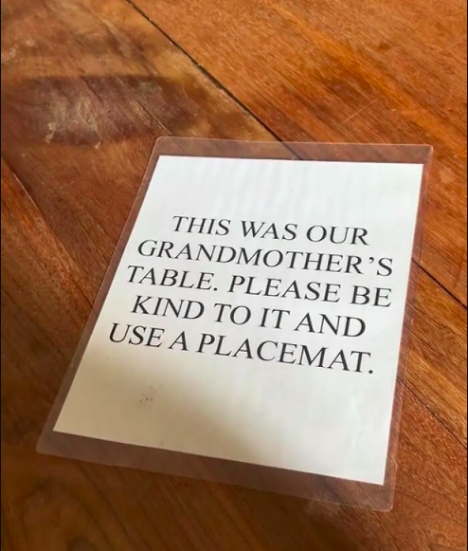 O anfitrião classificou os itens como antiguidades e pediu aos hóspedes que fossem cuidadosos para não danificá-los.