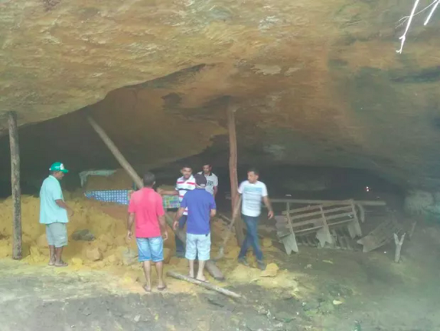 Segundo relatos de testemunhas, muitas pessoas soltavam fogos próximo ao local e uma das bombas atingiu o solo, o que acabou abalando as estruturas da gruta.