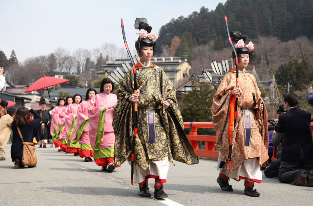No Japão, o Kanbutsue, o Festival das Flores, é realizado para comemorar o nascimento de Buda. É uma festa tradicional, em que se celebra a existência do ser iluminado. 