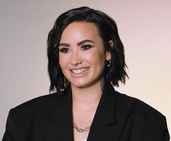 Demi Lovato - Tem uma carreira multifacetada, atuando tanto como cantora quanto atriz, com trabalhos tanto na televisão quanto no cinema.