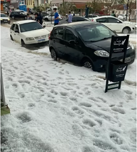 Em 2022, uma forte chuva de granizo em Minas Gerais deixou ruas tomadas por gelo e grandes trechos intransitáveis.