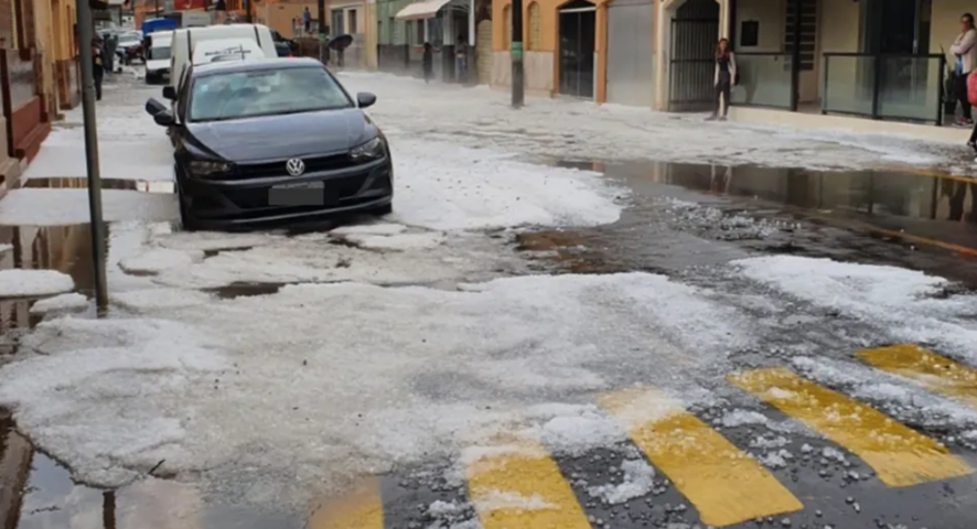 Em algumas localidades, carros chegaram a atolar. Não havia como transitar. 