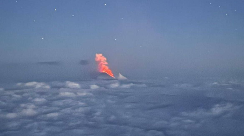 O Vulcão Klyuchevskaya entrou em erupção em decorrência do forte sismo que atingiu a costa nordeste da Rússia