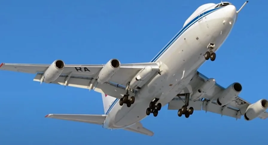 O Ilyushin IL-96 é um avião de transporte de longo curso operado principalmente na Rússia e na Ásia, além de Cuba, onde é operado pela Cubana de Aviación. Tem 55,40m de comprimento e 60,10 m de envergadura.