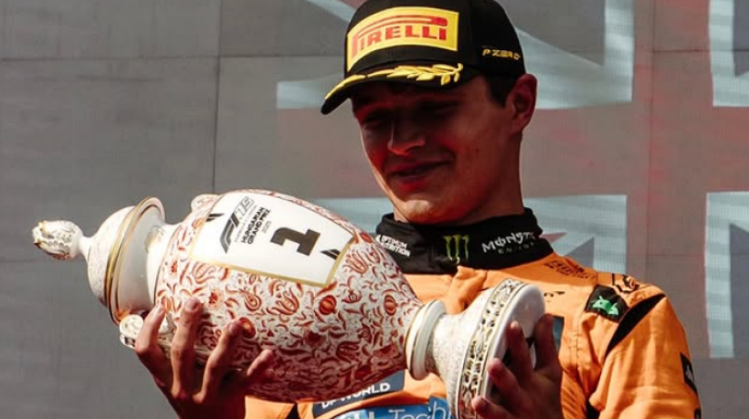 Britânico segura ataques de Piastri nas voltas finais e garante 200ª vitória da McLaren na F1