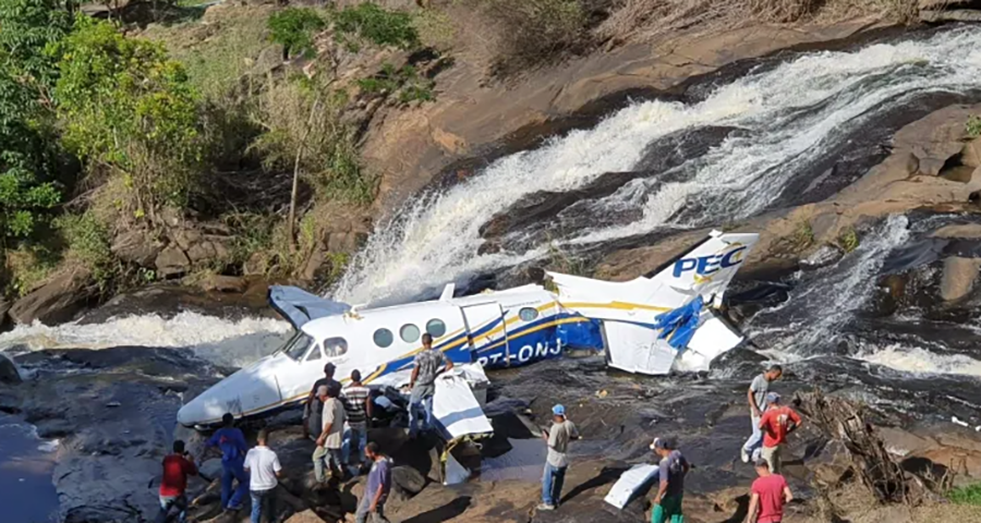O avião caiu numa área de cachoeira em Piedade de Caratinga (MG). O bimotor prefixo PT-ONJ era um C-90 King Air, da fabricante Beech Aircraft. O avião pertencia à empresa PEC Táxi Aéreo, com capacidade para seis passageiros.