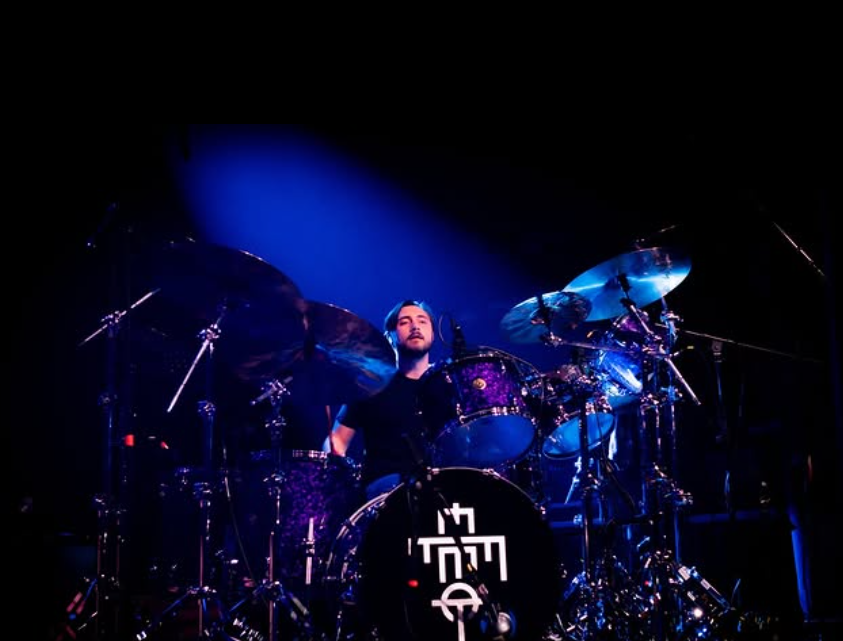 Nic Collins, filho do baterista e que segue os passos do pai no instrumento, comentou sobre a aflição vivida por Phil Collins e contou que o pai precisou passar por uma intervenção cirúrgica no pescoço em 2025 
