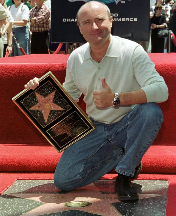 Um representante de Phil Collins negou que ele esteja em cuidados paliativos e explicou que o cantor foi internado apenas para uma cirurgia no joelho. Em fevereiro, o próprio músico havia revelado estar muito doente.