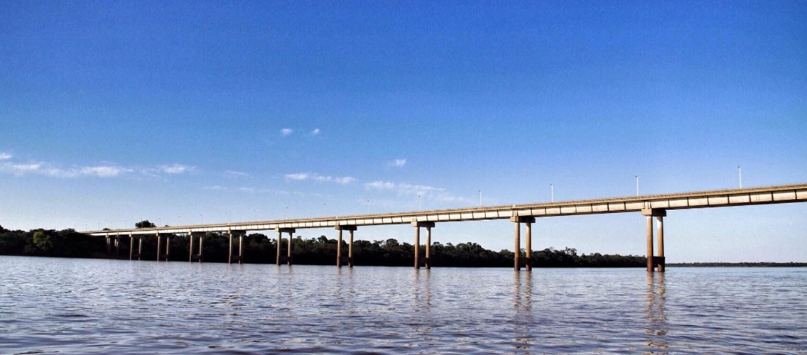 Ligando Brasil e Argentina, há três vias. A Ponte de Integração conecta São Borja, no Rio Grande do Sul, a Santo Tomé, na Argentina, com 1.400m de extensão sobre o rio Uruguai. 