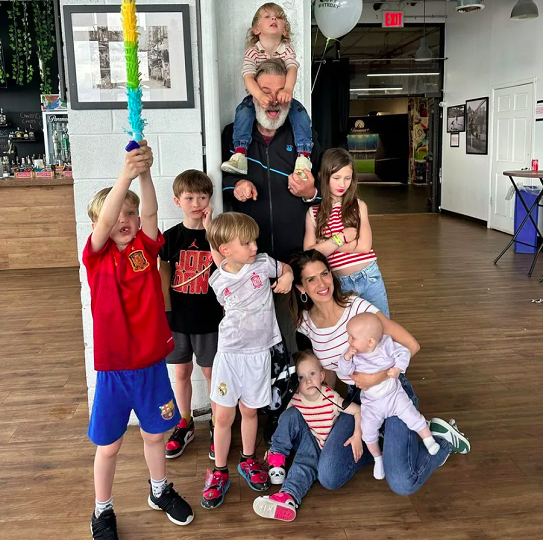 Alec Baldwin: O ator americano tem oito filhos, sendo quatro deles após os 60 anos. Romeo, Eduardo, Ilaria e Lucía são frutos de seu casamento com Hilaria Baldwin.  A última a nascer foi Maria Lucía Victoria, em 2021. 