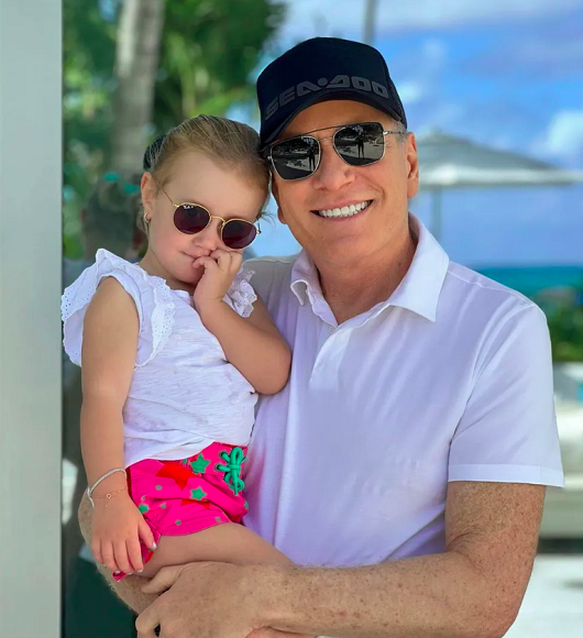 Roberto Justus: o apresentador e empresário tem cinco filhos, tendo sido pai pela última vez aos 65 anos. Vicky nasceu em 2020 e é fruto de seu casamento com Ana Paula Siebert.