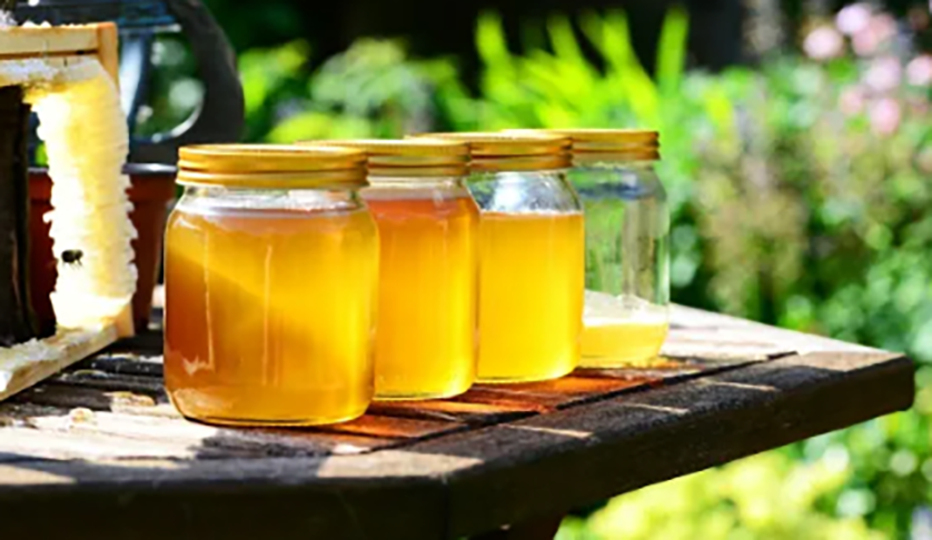 Mel de uruçu - Produzido no Nordeste, é amarelado e tem sabor puxado para o própolis. Sua fabricação é feita por abelhas sem ferrão -  uruçu vem do tupi eiru su, que significa abelha grande.  Tem bastante água.