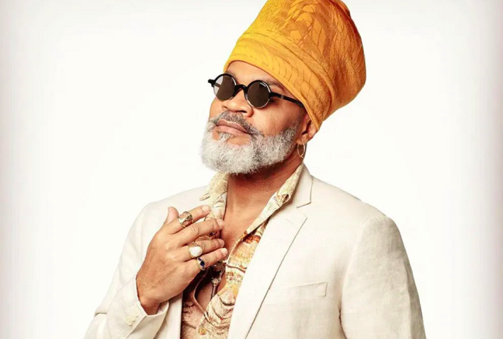 Carlinhos Brown – Cantor, compositor e artista visual, assinou trilhas sonoras para os filmes “Rio” e “Capitães de Areia”. 
