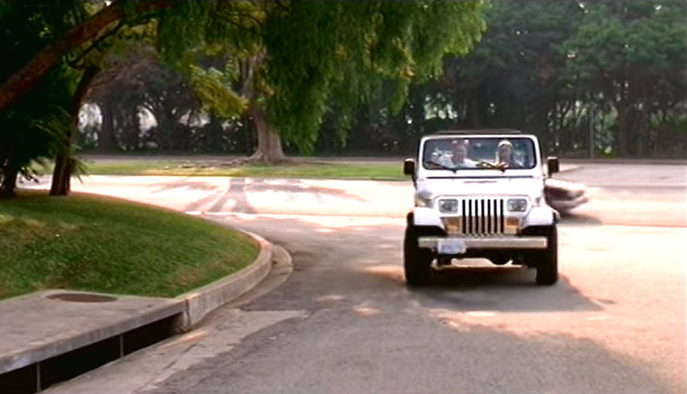 Acontece que no momento seguinte o retrovisor surge de novo sem a menor explicação!