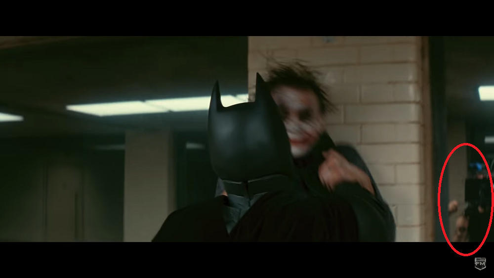 Câmera em “O Cavaleiro das Trevas” (2008): Na famosa cena em que o Batman interroga o Coringa, assim que ele joga o vilão contra a parede, o operador de câmera aparece por um breve momento no espelho. Que falha!