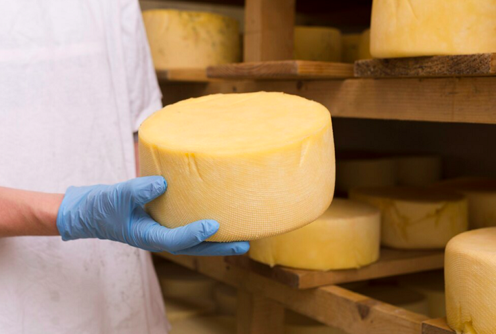 Queijo Canastra – Feito artesanalmente com leite cru na Serra da Canastra, em Minas Gerais, tem casca amarelada e sabor amanteigado que se intensifica com a cura. É um dos queijos mais premiados do Brasil no exterior.