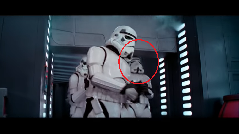 Stormtrooper atrapalhado em “Star Wars: Uma Nova Esperança” (1977): Um dos erros mais clássicos do cinema é esse guerreiro stormtrooper bem desajeitado que bate com o capacete ao passar por uma porta. Dá até para ouvir o som da pancada!