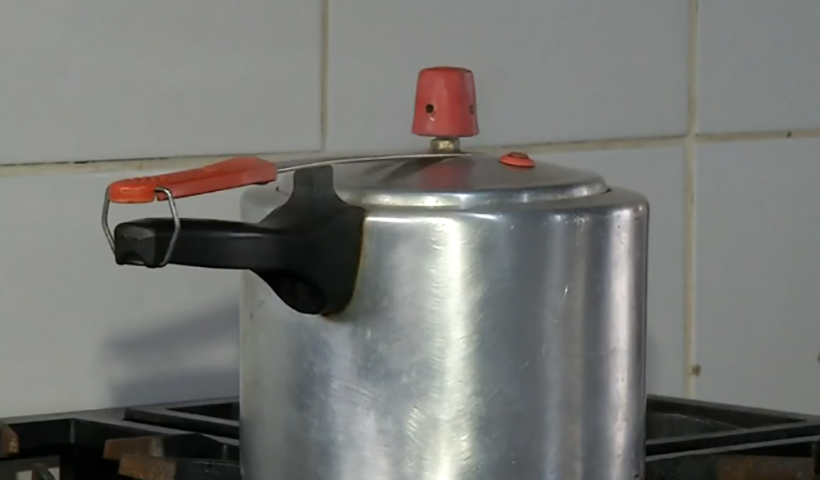 Ele diz que a panela deve receber manutenção diária com a limpeza correta 