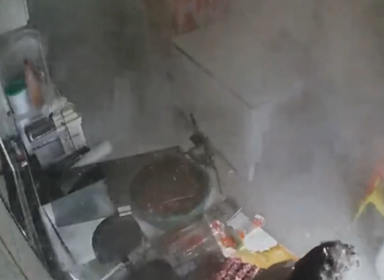 De repente, a panela de pressão explode causando destruição na cozinha. Por sorte, ele estava a uma certa distância e escapou. 