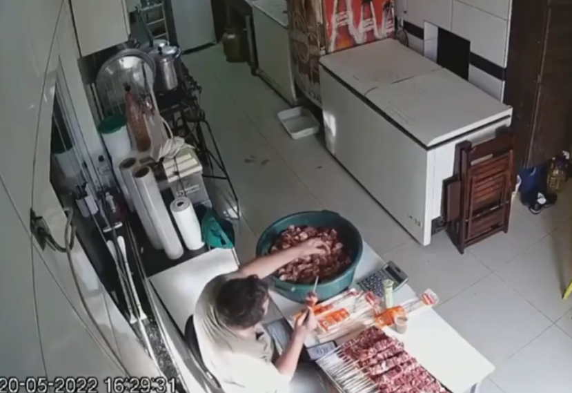 Em 2022, num bar em Ceilândia (DF), um homem montava espetinhos perto do fogão, onde um