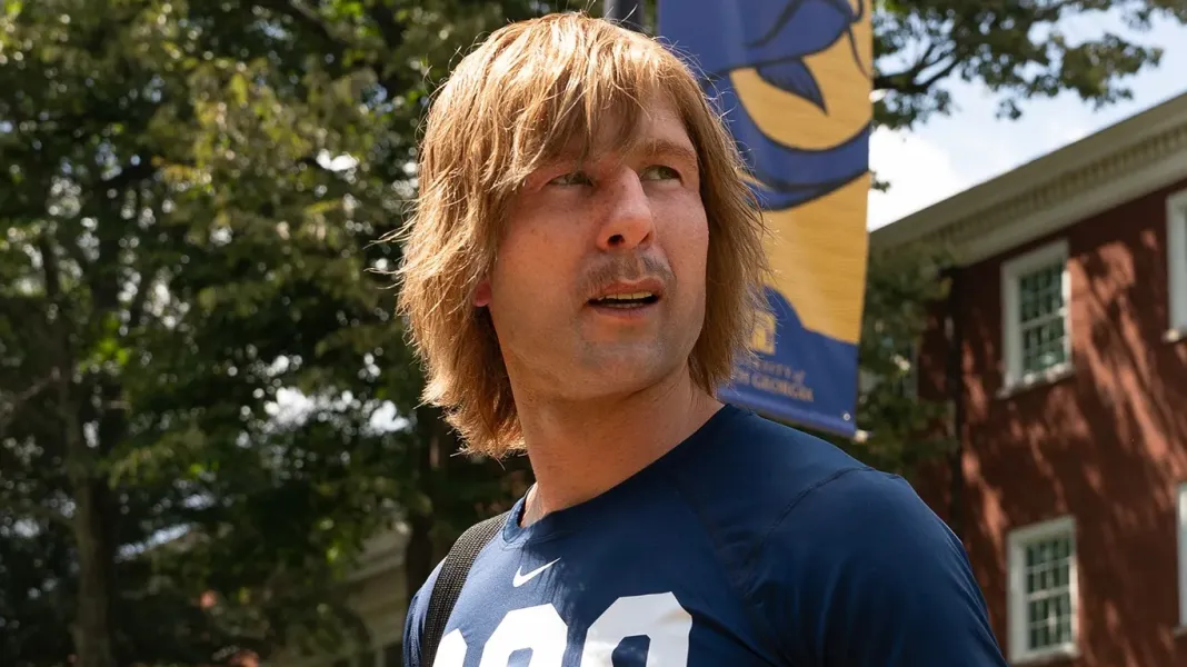 Atualmente em Chad Powers, Glen Powell protagoniza a série ao lado da estrela da NFL Eli Manning. O novo trailer, aliás, acabou de ser lançado  e promete conquistar fãs de comédia e esportes com sua mistura de risadas, emoção e momentos inesperados. A série de comédia foi criada pelo próprio Powell.