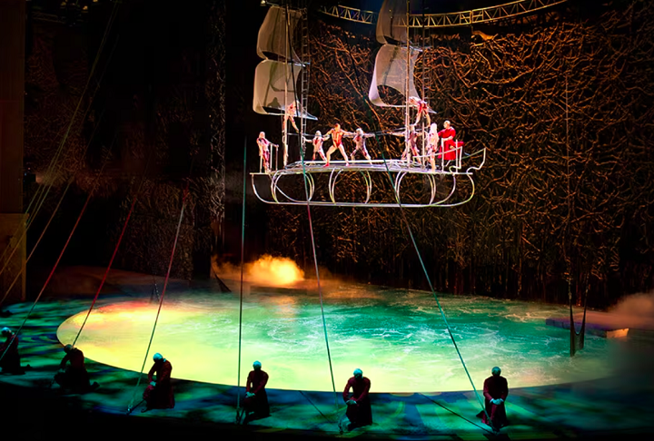 Em “O”, a companhia conta com um tema aquático para criar a história de um amor proibido. 