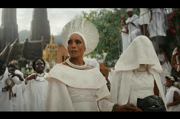 O longa fez questão de tratar a morte do ator com respeito e incluiu uma cena emocionante em que mostra a cerimônia de funeral do Rei de Wakanda. Afinal, sem Boseman, foi preciso que o personagem também morresse. 