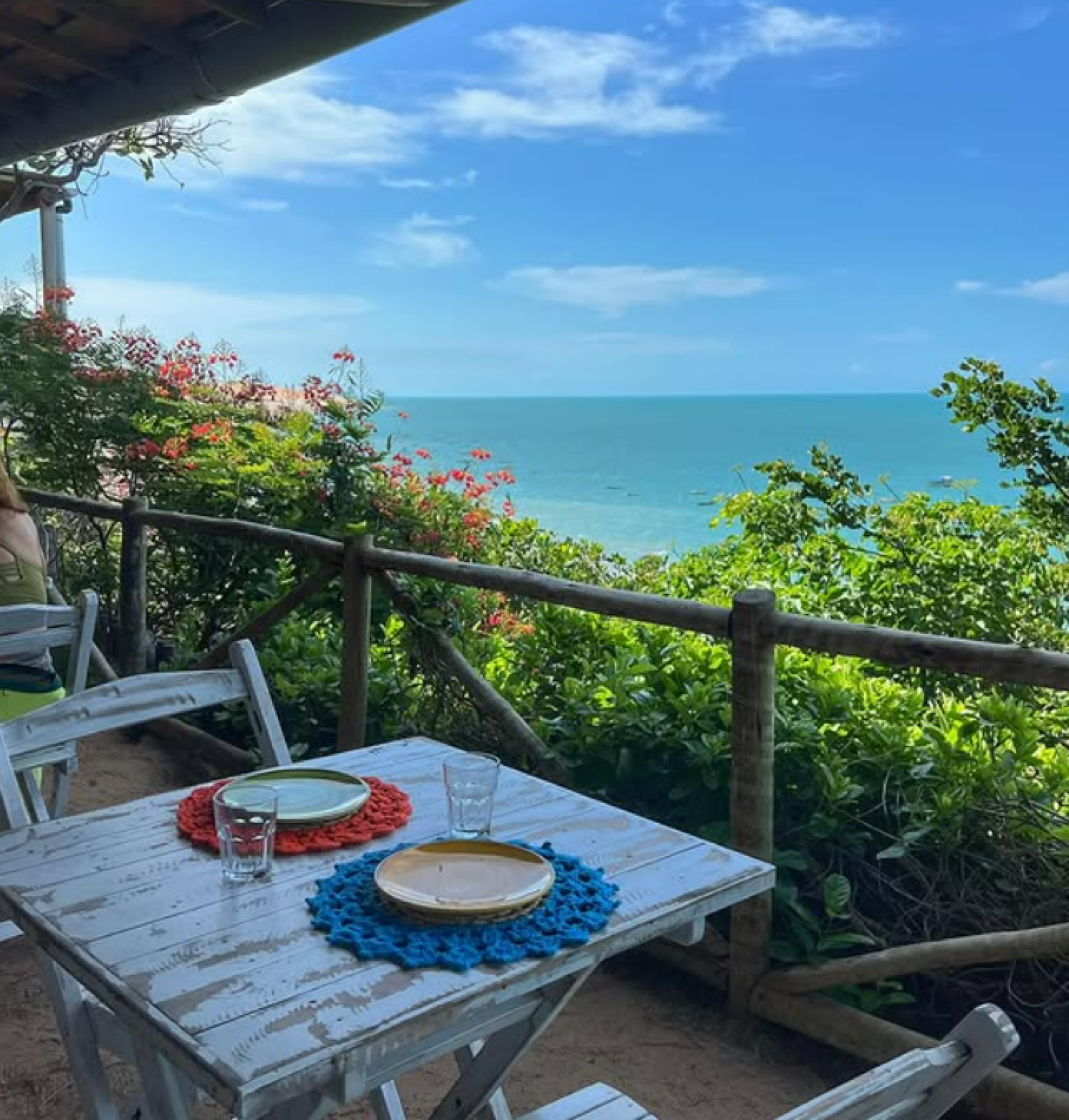 Casa da Gil &eacute; um restaurante na Praia da Redonda com vista para a costeira do oceano 