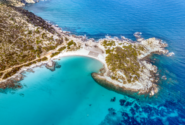 Com cerca de 1,5 milhão de habitantes, Sardenha é a segunda maior ilha do Mediterrâneo.
