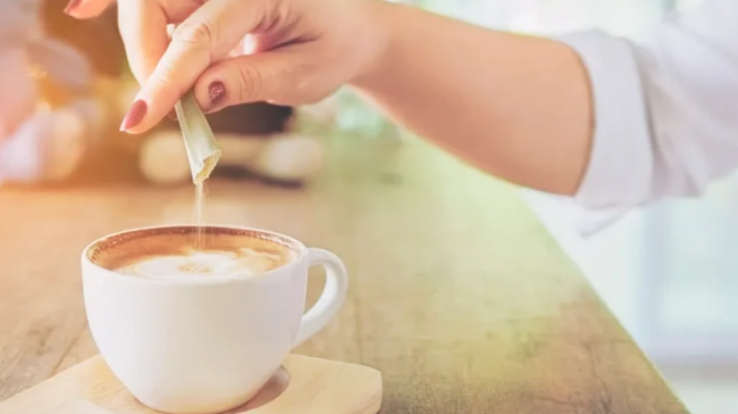 Consumo de adoçantes artificiais podem acelerar perda de memória, indica estudo da USP