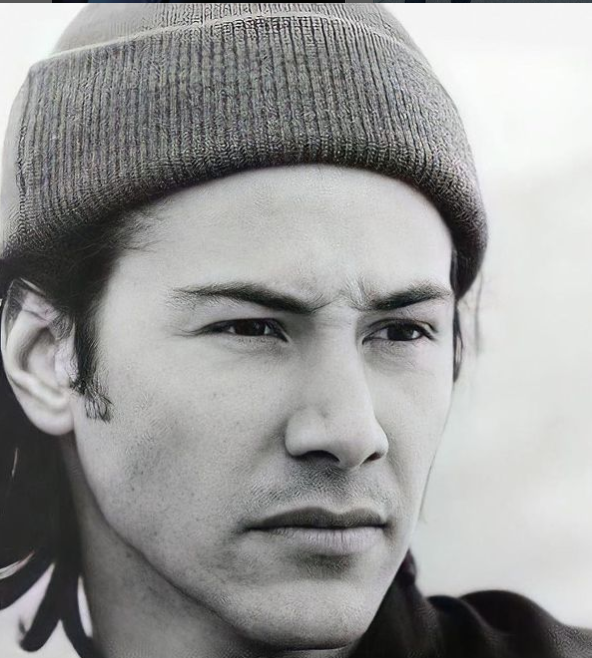 Keanu significa Brisa em havaiano, uma língua polinésia que, junto com o inglês, é falada no Estado do Havaí, pertencente aos Estados Unidos. Portanto, um nome que carrega um simbolismo poético.