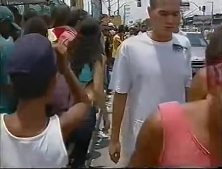 Em 2006, o grupo iria oferecer uma sessão de autógrafos em um estacionamento do supermercado Extra, em São Paulo, mas por conta da superlotação e de confusões registradas, a organização optou por cancelar o contato com os fãs.