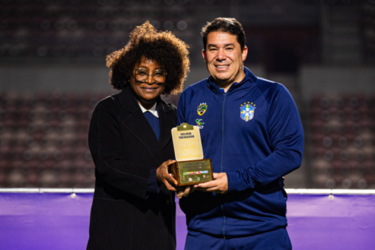 M&aacute;rio Simim, professor da UFC, foi homenageado como melhor t&eacute;cnico da competi&ccedil;&atilde;o sul-americana de futebol de amputados 