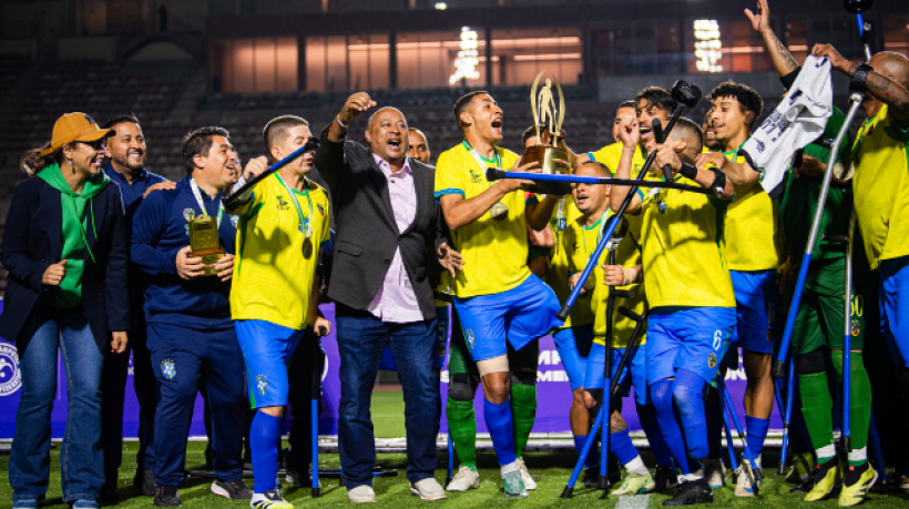 Seleção Brasileira no futebol de amputados comemora o campeonato sul-americano. Equipe se classificou para a Copa da modalidade 