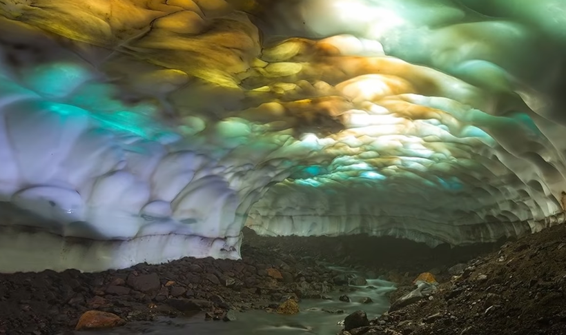 Caverna de Gelo Kamchatka (Rússia) - Tem 1 km de extensão, perto do Vulcão Mutnovsky. A erosão é feita pelas águas de um rio. A incidência de luz solar em alguns trechos e a iluminação de sinalizadores dos visitantes intensificam o efeito, formando paisagens que parecem de outro planeta. 