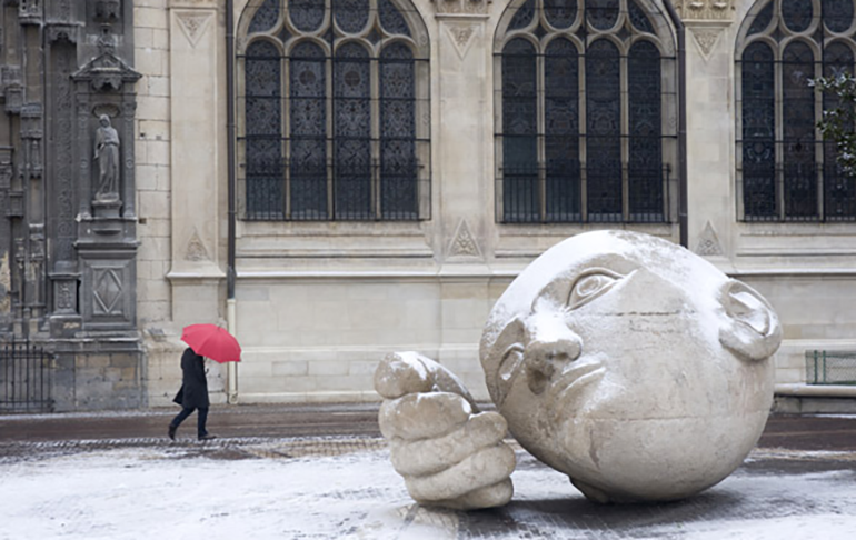 O Ouvinte (L'Ecoute) -  França - Esculpida em 1986 por Henri Miller , está instalada perto da Igreja St. Eustache, na Place René Cassins, em Paris. E representa um homem de fisionomia calma, que se apoia sobre a mão para ouvir quem passa.