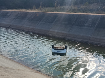 Equipes foram acionadas após a informação de que um veículo Fiat Mobi havai caído no canal e estava submerso 