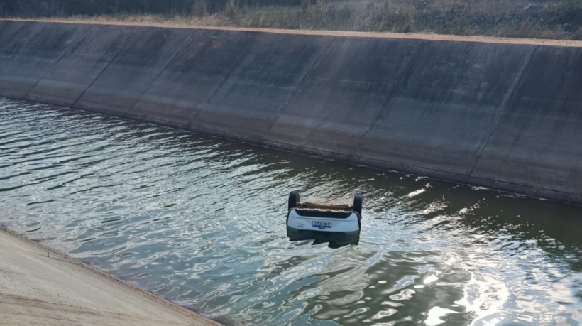 Equipes foram acionadas após a informação de que um veículo Fiat Mobi havai caído no canal e estava submerso