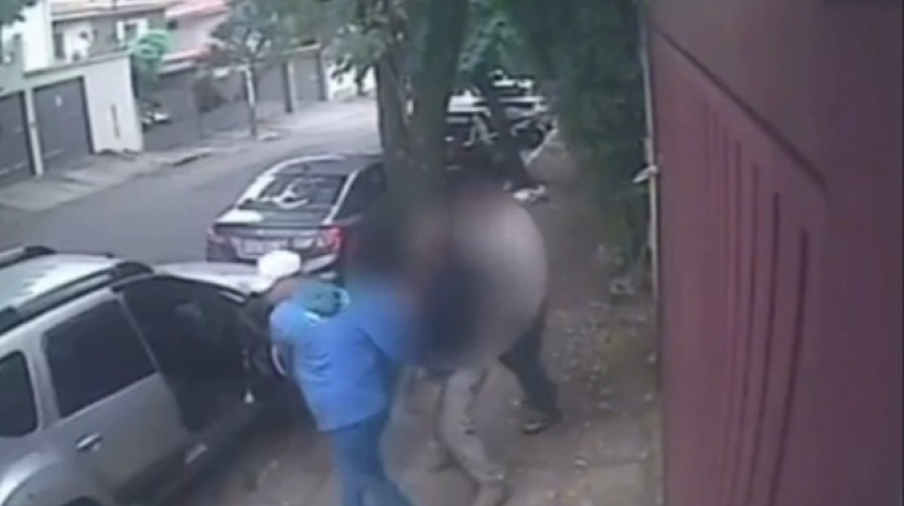 Familiares da vítima relataram que só perceberam que se tratava de um sequestro pois decidiram checar os registros do circuito de câmeras de segurança da casa