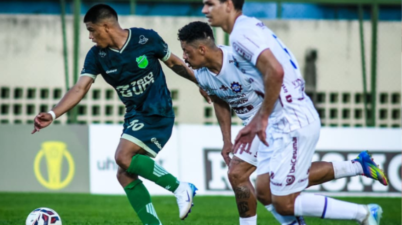 O Floresta empatou sem gols com o Caxias no Estádio Domingão