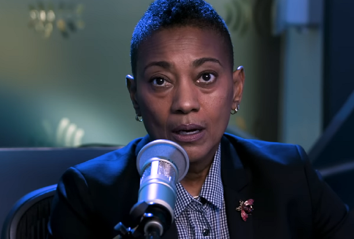 Alguns amigos próximos da cantora já disseram em um documentário que ela teria tido um caso com sua assistente pessoal, Robyn Crawford (foto).