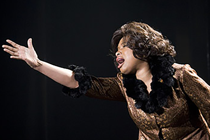 Jennifer Hudson, entretanto, não é apenas uma artista premiada — ela é símbolo de representatividade. Foi a primeira cantora negra a estampar a capa da revista Vogue em 2007, após o sucesso de Dreamgirls. Sua trajetória inspira mulheres negras e artistas que enfrentam barreiras na indústria do entretenimento