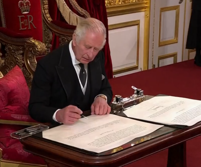 Existe outra mudança importante. Desde o Ato de Sucessão ao Trono de 1701, o monarca era obrigado a ser membro da Igreja da Inglaterra. Mas essa exigência foi revogada com a Lei de Sucessão à Coroa de 2013.