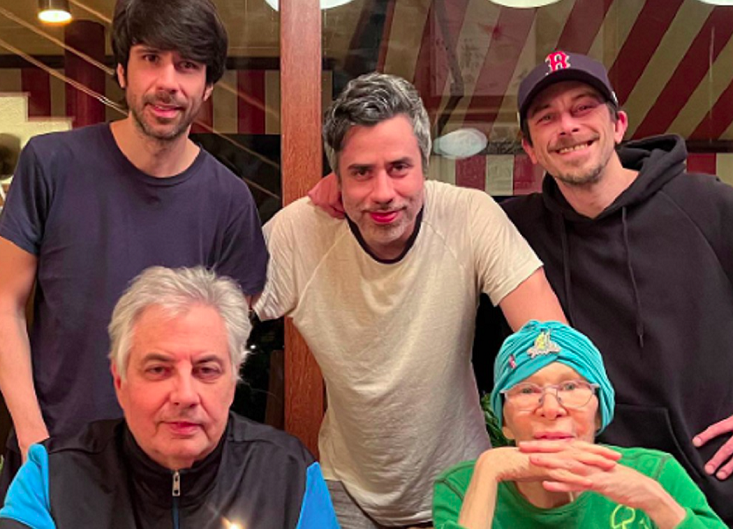 Nos últimos anos de vida, enquanto tratava da doença, Rita Lee permaneceu em um sítio no interior de São Paulo com a família. Ela e Roberto tiveram três filhos juntos: Beto, João e Antônio.
