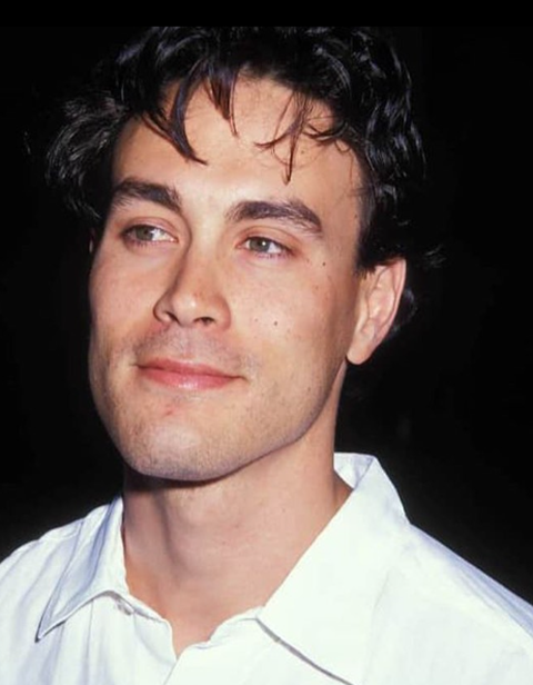 Brandon Lee (1965-1993): O filho de Bruce Lee também sofreu uma tragédia enquanto gravava para um filme. Ele foi morto durante as filmagens do filme “O Corvo” quando uma arma de filme foi carregada com uma bala real por acidente.