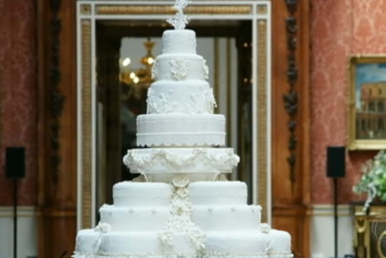 O bolo nos batizados é o mesmo do casamento dos pais da criança. Por incrível que pareça, o doce tem uma fórmula que impede que ele estrague. Alguns andares são preservados durante anos para as celebrações posteriores. Na imagem, o bolo do Príncipe William e Kate Middleton. 
