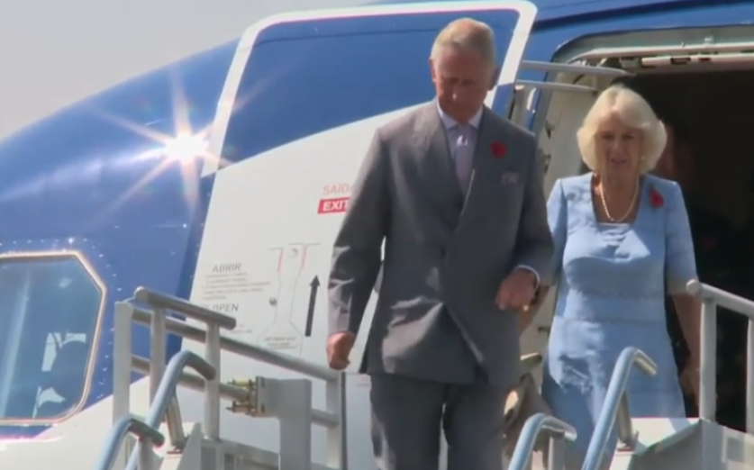 A Rainha Elizabeth nunca podia viajar no mesmo avião do filho Charles e do neto William, herdeiros diretos do trono. O objetivo era evitar que, em caso de acidente, os três morressem e fosse necessário romper a linha tradicional da sucessão. 
