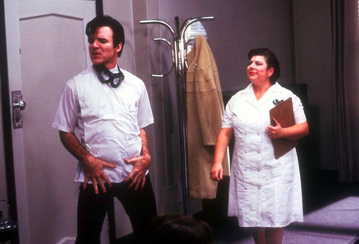 No filme, ela interpretava uma assistente de Orin Scrivello, vivido por Martin. Ele era brilhante, mas foi terrível comigo. Durante meu número musical, fui atingida o dia inteiro por portas que se abriam na minha cara;  esmurrada, esbofeteada e derrubada por um Steve Martin sem amor e sem remorso, disse. 