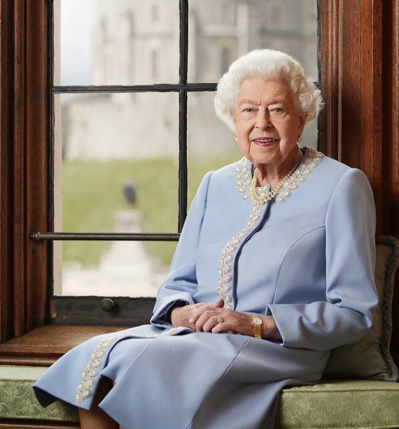 A Rainha tinha dezenas de vestidos e todos eram numerados. Ela gostava de atribuir um número para cada um como forma de organização. 
