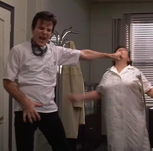 Segundo o astro, ele tomou “extremo cuidado” com uma cena que envolvia um soco falso. “Nunca houve qualquer contato físico, acidental ou não, nessa ou em qualquer cena que filmamos”, relatou Martin, ressaltando que muitos no set acompanharam as gravações.